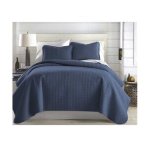 Vilano Oversized Dark Blue Microfiber Full/Queen Quilt and Sham Set